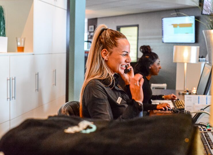Hoe werkt een verwijzing en hoe ziet een GLI-traject eruit? Een GLI begint meestal met een verwijzing van de huisarts. Tijdens een intake wordt gekeken naar je gezondheid, leefstijl en persoonlijke doelen. Vervolgens start een traject dat doorgaans twee jaar duurt. In het eerste jaar ligt de nadruk op het ontwikkelen van nieuwe gewoontes. Je krijgt begeleiding op het gebied van voeding, beweging, slaap, stress en gedragsverandering. In het tweede jaar verschuift de focus naar het behouden van de behaalde resultaten. Het traject is bewust lang opgezet. Nieuwe gewoontes ontwikkelen kost tijd. Door gedurende langere tijd begeleiding te krijgen, neemt de kans toe dat veranderingen ook na afloop van het programma behouden blijven. Het uiteindelijke doel is dat deelnemers zelfstandig verder kunnen met een gezondere leefstijl.