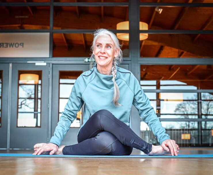 Veelgestelde vragen over yoga in Enschede Kan ik meedoen als beginner? Ja. Alle yogalessen zijn geschikt voor beginners. De instructeur helpt je graag op weg. Moet ik lenig zijn? Nee. Juist door yoga word je stap voor stap soepeler. Moet ik een yogamat meenemen? Nee. Alle materialen zijn aanwezig. Welke kleding trek ik aan? Comfortabele sportkleding waarin je vrij kunt bewegen. Welke yogales is het meest ontspannend? Yin Yoga en BodyBalance zijn uitstekende keuzes wanneer ontspanning centraal staat. Welke les is het meest actief? Power Yoga en Flow Yoga zijn dynamischer en vragen meer inspanning.