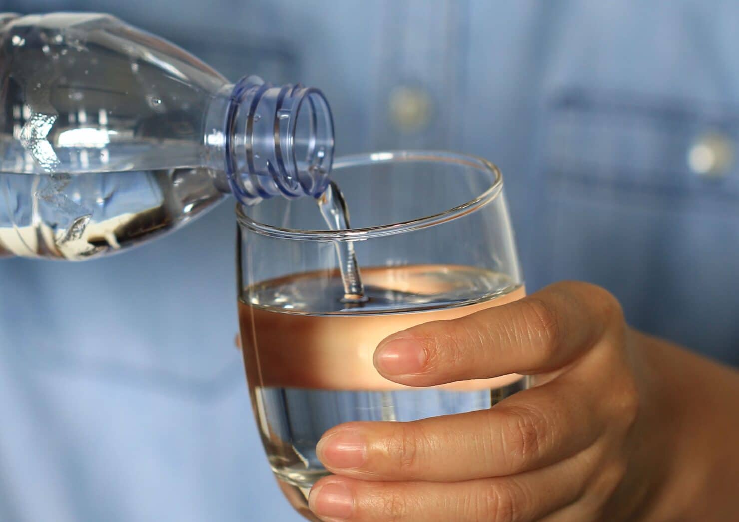 SEO-titel Water drinken: waarom voldoende water drinken zo belangrijk is voor je gezondheid Meta-omschrijving Waarom is water drinken zo belangrijk? Ontdek hoeveel water je nodig hebt, waarom hydratatie essentieel is voor je gezondheid, sportprestaties en herstel, inclusief praktische tips. Focus keyphrase water drinken Slug (URL) water-drinken Hashtags #waterdrinken, #hydratatie, #gezondheid, #gezondeleefstijl, #sporten, #voeding, #fitnessenschede, #trifora
