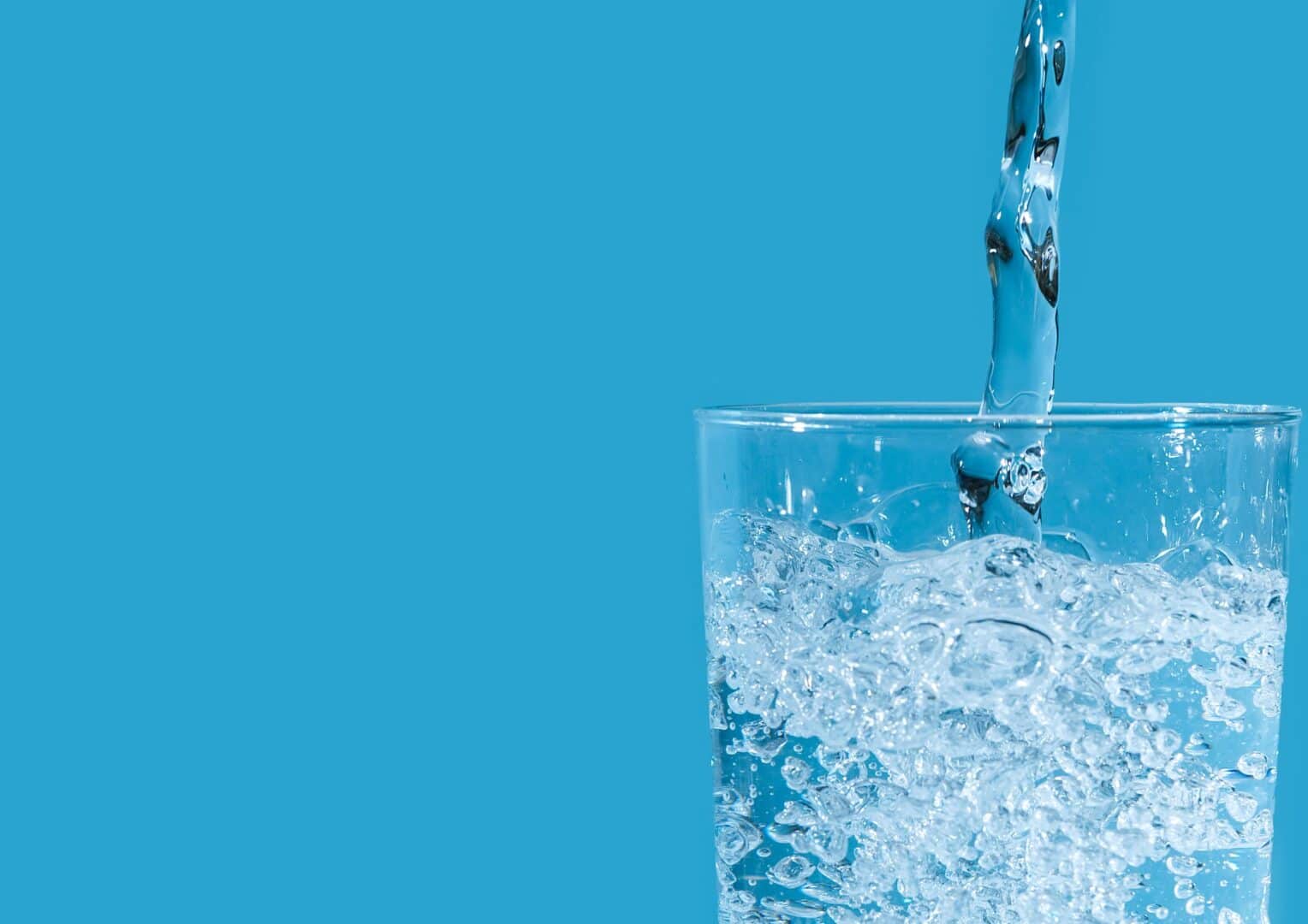 SEO-titel Water drinken: waarom voldoende water drinken zo belangrijk is voor je gezondheid Meta-omschrijving Waarom is water drinken zo belangrijk? Ontdek hoeveel water je nodig hebt, waarom hydratatie essentieel is voor je gezondheid, sportprestaties en herstel, inclusief praktische tips. Focus keyphrase water drinken Slug (URL) water-drinken Hashtags #waterdrinken, #hydratatie, #gezondheid, #gezondeleefstijl, #sporten, #voeding, #fitnessenschede, #trifora
