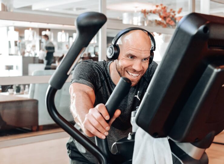 Waarom kiezen mensen voor Trifora? Iedere sportschool heeft zijn eigen karakter. Dat is maar goed ook, want niet iedereen zoekt hetzelfde. Sommige mensen willen vooral zelfstandig trainen. Anderen hebben behoefte aan begeleiding, structuur of juist de gezelligheid van een groepsles. Er is dus niet één sportschool die voor iedereen de beste keuze is. Wat Trifora bijzonder maakt, is de combinatie van vrijheid en persoonlijke aandacht. Je kunt zelfstandig trainen wanneer het jou uitkomt, maar staat er nooit alleen voor. Onze fitcoaches zijn dagelijks aanwezig op de fitnessvloer, denken met je mee en helpen je graag wanneer je vragen hebt of een stap verder wilt zetten. Daarnaast vind je bij Trifora veel meer dan alleen fitness. Van krachttraining en Smart Training tot groepslessen, wellness, fysiotherapie, leefstijlcoaching, tennis en padel: alles is erop gericht om jou te helpen op een manier die past bij jouw leven. Niet voor een paar weken, maar voor de lange termijn.