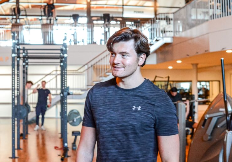 Gezondheid begint met de eerste stap Er is nooit een perfect moment om te beginnen met sporten. We horen regelmatig dat mensen eerst fitter willen worden voordat ze naar een sportschool durven te gaan. Of dat ze wachten tot het na de vakantie rustiger is, tot een blessure helemaal verdwenen is of tot ze meer tijd hebben. In de praktijk merken we dat het vaak anders werkt. Juist door die eerste stap te zetten, ontstaat er ruimte om gezonder te leven. Je hoeft daarvoor niet meteen meerdere keren per week te sporten of grote doelen te stellen. Begin klein, ontdek wat bij je past en bouw het rustig op. Dat is vaak veel effectiever dan in één keer alles willen veranderen. Welke reden je ook hebt om op zoek te gaan naar een sportschool in Enschede, wij helpen je graag om daar een goed begin mee te maken.