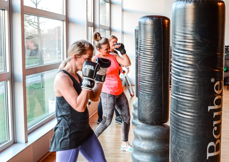 Samen sporten motiveert Sommige mensen krijgen juist energie van sporten in een groep. De muziek, de instructeur en de gezamenlijke motivatie zorgen ervoor dat je nét iets meer uit jezelf haalt dan wanneer je alleen traint. Bovendien merk je dat het makkelijker wordt om regelmatig te blijven sporten wanneer je een vaste les of groep hebt waar je graag naartoe gaat. Met meer dan 70 groepslessen per week is er altijd een les die aansluit bij jouw niveau en doelen. Van Pilates en yoga tot Bodypump, HYROX, cycling en verschillende conditie- en krachtlessen. Onze instructeurs zorgen voor een veilige en motiverende omgeving waarin iedereen zich welkom voelt, of je nu voor de eerste keer meedoet of al jarenlang ervaring hebt. Juist die combinatie van plezier, professionele begeleiding en een gevarieerd aanbod maakt groepslessen voor veel leden een onmisbaar onderdeel van hun actieve leefstijl.