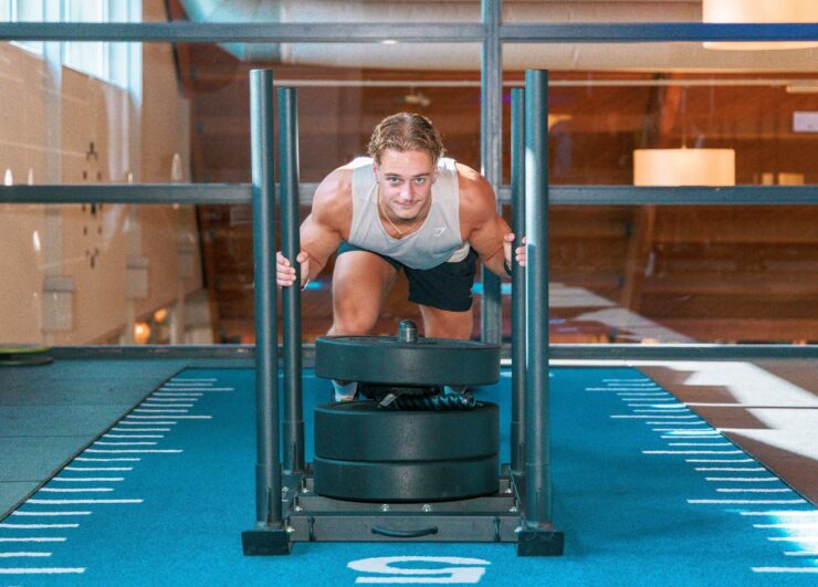 Krachttraining is voor iedereen Nog steeds denken veel mensen dat krachttraining alleen bedoeld is voor jonge sporters die zoveel mogelijk spiermassa willen opbouwen. Gelukkig weten we inmiddels dat het veel breder is dan dat. Krachttraining helpt je niet alleen om sterker te worden, maar ondersteunt ook bij afvallen, het verbeteren van je houding en het gezond ouder worden. Daarom vormt krachttraining voor veel van onze leden een belangrijk onderdeel van hun trainingsprogramma. Of je nu net begint of al jarenlang traint, bij Trifora vind je alle mogelijkheden om doelgericht aan de slag te gaan. Van moderne Life Fitness-toestellen tot Hammer Strength-apparatuur, dumbbells, squat racks en een uitgebreide functionele trainingsruimte. Onze fitcoaches helpen je graag met de juiste techniek en bouwen jouw schema stap voor stap op, zodat je verantwoord kunt blijven groeien en met vertrouwen blijft trainen.