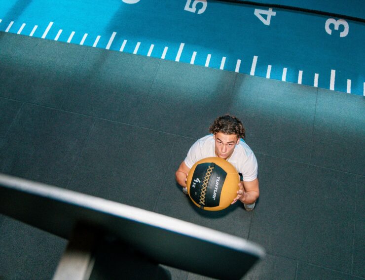 Een club waar iedereen zich welkom voelt Misschien is dit wel het mooiste aan Trifora. Op een willekeurige maandagmiddag zie je studenten trainen naast senioren, fanatieke krachtsporters naast mensen die werken aan hun herstel en jonge ouders die na hun training nog even een kop koffie drinken. Iedereen heeft zijn eigen doel, maar deelt dezelfde omgeving. Juist die diversiteit zorgt voor de ontspannen sfeer waar veel leden ons om waarderen. Je hoeft hier niet de fitste of sterkste te zijn om je thuis te voelen. Iedereen heeft ooit een eerste training gehad en iedereen werkt op zijn eigen manier aan een gezonder leven. Of je nu kiest voor fitness, krachttraining, groepslessen, tennis, padel of een combinatie daarvan, uiteindelijk draait het om hetzelfde: een manier van bewegen vinden die bij jou past. Want als sporten leuk wordt, houd je het vol. En juist daarin geloven wij dat de grootste winst voor jouw gezondheid zit.