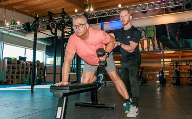 Gezondheid gaat verder dan bewegen Steeds meer mensen ontdekken dat een uurtje sporten per week niet automatisch betekent dat je ook gezonder leeft. Natuurlijk is bewegen ontzettend belangrijk, maar gezondheid wordt door veel meer factoren bepaald. Denk aan voeding, herstel, slaap, stress en de manier waarop je jouw lichaam belast. Juist de combinatie van al die onderdelen bepaalt hoe fit je je voelt. Dat is precies de reden waarom Trifora veel meer is dan een sportschool. Natuurlijk kun je hier uitstekend fitnessen, krachttraining doen of deelnemen aan groepslessen, maar we vinden het minstens zo belangrijk dat je de juiste ondersteuning kunt krijgen wanneer je die nodig hebt. Daarom werken binnen onze club verschillende disciplines nauw met elkaar samen. Zo hoef je niet zelf uit te zoeken wat de beste aanpak is, maar kun je rekenen op deskundige begeleiding die aansluit bij jouw persoonlijke situatie.