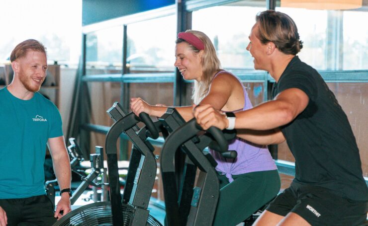 Sporten op een manier die bij jouw leven past Niet iedereen sport op dezelfde manier en juist dat maakt een sportschool interessant. De één vindt het heerlijk om zelfstandig door de fitness te lopen met een koptelefoon op, terwijl iemand anders liever traint in een vaste groep of behoefte heeft aan extra begeleiding. Er bestaat geen perfecte manier van sporten. De beste training is uiteindelijk de training die je volhoudt. Daarom kun je bij Trifora kiezen uit verschillende vormen van begeleiding. Wil je efficiënt trainen? Dan is Smart Training een uitstekende oplossing. In ongeveer 35 minuten werk je een complete training af op het Technogym BioCircuit, waarbij de toestellen zich automatisch aanpassen aan jouw persoonlijke instellingen. Zoek je juist meer uitdaging of motivatie? Dan kun je kiezen voor Small Group Training of begeleiding door een personal trainer. Zo bepaal jij zelf hoeveel ondersteuning het beste bij jou past.