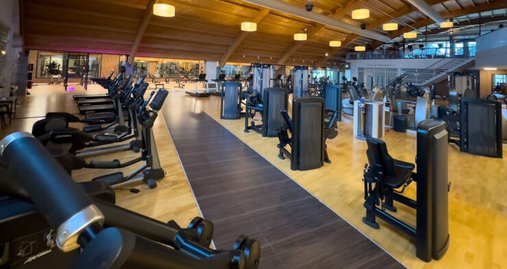 Fitness die bij jou past Loop je voor het eerst de sportschool van Trifora binnen, dan valt vooral de ruimte op. Met ruim 3.000 m² aan fitness, krachttraining en cardio is er alle ruimte om in je eigen tempo te trainen. Je hoeft niet voortdurend te wachten op een apparaat en je kunt jouw trainingsschema afwerken zonder steeds te hoeven improviseren. Dat klinkt misschien vanzelfsprekend, maar juist die rust maakt sporten een stuk prettiger. Minstens zo belangrijk vinden wij dat je niet hoeft uit te zoeken waar je moet beginnen. Daarom krijg je een persoonlijk trainingsschema dat aansluit bij jouw doelen en maak je gebruik van de Trifora App. Hierin vind je jouw oefeningen, volg je jouw voortgang en zie je hoe je stap voor stap sterker en fitter wordt. Heb je onderweg vragen? Dan zijn onze fitcoaches iedere dag aanwezig in de sportschool om je verder te helpen.