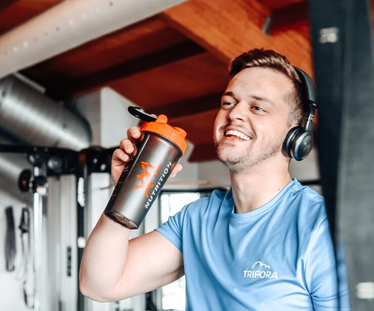 Samen werken aan een gezonde leefstijl Soms wil je afvallen, soms wil je juist sterker worden en soms heb je een lichamelijke klacht waardoor bewegen minder vanzelfsprekend is. In al die situaties is het prettig dat verschillende specialisten elkaar gemakkelijk weten te vinden. Binnen Trifora werken onze fitcoaches daarom nauw samen met onze fysiotherapie en diëtisten. Heb je last van een blessure, wil je verantwoord weer beginnen met sporten of zoek je begeleiding bij een gezondere leefstijl? Dan hoef je niet verschillende locaties af te gaan. Alles bevindt zich onder één dak en de lijnen zijn kort. Daardoor kunnen we sneller schakelen en beter inspelen op jouw persoonlijke doelen. Ook wanneer je deelneemt aan de Gecombineerde Leefstijlinterventie of begeleiding zoekt van een diëtist, geloven wij niet in tijdelijke oplossingen. Een gezonde leefstijl ontstaat niet door een streng dieet of een intensieve sportperiode, maar door gewoontes te ontwikkelen die je jarenlang kunt volhouden. Juist daar willen wij je bij helpen.
