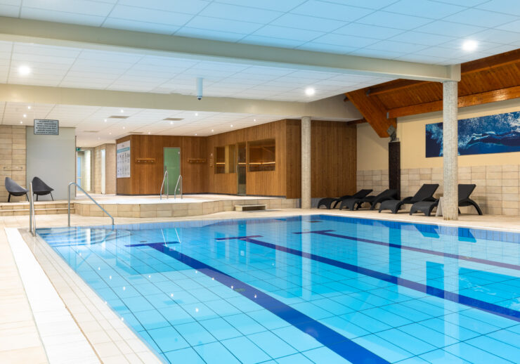 Herstel is onderdeel van je training Veel mensen denken vooral aan de training zelf wanneer ze werken aan hun conditie of spierkracht. Toch vindt een groot deel van de vooruitgang juist plaats ná het sporten. Je lichaam heeft tijd nodig om te herstellen en sterker te worden. Daarom besteden we binnen Trifora ook veel aandacht aan rust en ontspanning. Met onze wellnessfaciliteiten kun je na een training gebruikmaken van de sauna’s, stoomcabine, whirlpool en het zwembad. Voor de één is dat een moment om spieren te laten ontspannen, voor de ander juist een manier om na een drukke werkdag even tot rust te komen. Welke reden je ook hebt, het draagt bij aan een gezonde balans tussen inspanning en ontspanning. Wij zien wellness daarom niet als een luxe extra, maar als een waardevolle aanvulling op een actieve leefstijl. Gezond leven draait immers niet alleen om hard werken, maar ook om goed voor jezelf zorgen.