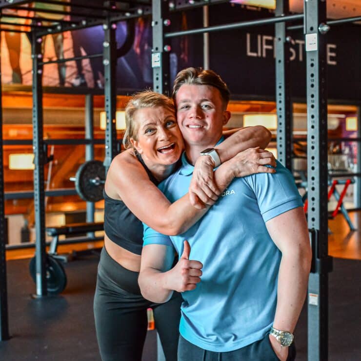 Op zoek naar een sportschool in Enschede? “Welke sportschool past eigenlijk het beste bij mij?” Het is misschien wel de meest gestelde vraag tijdens een rondleiding door Trifora. Mensen vergelijken tarieven, openingstijden en het aantal apparaten, maar uiteindelijk gaat het daar zelden om. De echte vraag is meestal: voel ik mij hier straks op mijn gemak en ga ik hier over een half jaar nog steeds met plezier naartoe? Dat begrijp ik heel goed. Een sportschool kies je niet voor een paar weken. Je kiest een plek waar je werkt aan je gezondheid, waar je fitter wilt worden en waar je misschien wel jarenlang meerdere keren per week komt. Dan wil je een omgeving die bij je past. Bij Trifora geloven we daarom dat een sportschool meer moet zijn dan een ruimte met fitnessapparatuur. Natuurlijk hebben we een uitgebreide fitness, moderne krachttraining, groepslessen, wellness en persoonlijke begeleiding. Maar uiteindelijk draait het om iets anders: een omgeving creëren waarin sporten leuk blijft. Want alleen als je met plezier blijft bewegen, bereik je ook resultaat.