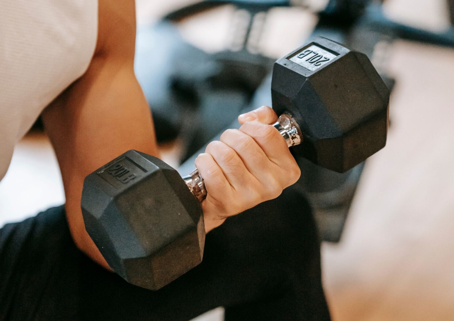 SEO-titel: Hoeveel spiermassa verlies je na je vijftigste? Meta-omschrijving: Vanaf je vijftigste kun je spiermassa en spierkracht verliezen. Lees wat het verschil is met spierfunctie en hoe training, eiwitten, slaap en herstel helpen. Focus keyphrase: spierverlies vanaf je vijftigste Slug: spierverlies-vanaf-je-vijftigste Hashtags: #spierverlies, #spiermassa, #spierkracht, #spierfunctie, #krachttraining, #vijftigplus, #sarcopenie, #eiwitten, #herstel, #slaap, #vitaalouderworden, #Trifora