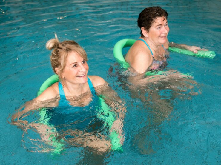 Sporten op iedere leeftijd Sporten is niet alleen voor jonge, fanatieke sporters. Juist wanneer je ouder wordt, blijft regelmatig bewegen belangrijk om fit, sterk en zelfstandig te blijven. Toch merken we dat veel mensen twijfelen of een sportschool nog wel bij hen past. Misschien omdat ze denken dat iedereen er fanatiek aan het trainen is of omdat ze bang zijn dat ze niet weten waar ze moeten beginnen. Bij Trifora zien we dat anders. Iedereen sport op zijn eigen niveau en in zijn eigen tempo. Of je nu al jaren actief bent of na lange tijd de draad weer wilt oppakken, wij helpen je om met vertrouwen te beginnen. Naast fitness bieden we speciale groepstrainingen zoals Kracht & Balans en Senioren Fit waarin je werkt aan spierkracht, stabiliteit en mobiliteit. Ook onze fitcoaches helpen je graag met een trainingsschema dat past bij jouw lichaam en doelen. Zo blijf je verantwoord bewegen en werk je aan een fittere toekomst.