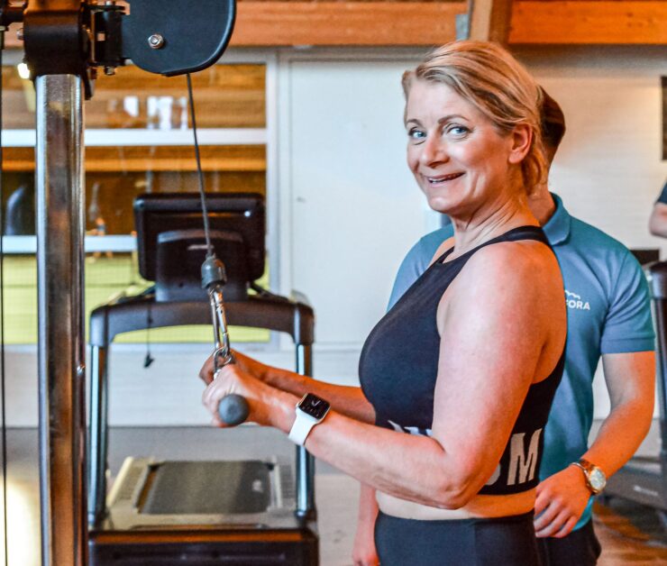 Iedereen begint ergens. Je hoeft het niet alleen te doen Beginnen met sporten is vaak makkelijker gezegd dan gedaan. Misschien wil je fitter worden, afvallen of sterker worden. Misschien zoek je juist meer ontspanning of wil je weer met vertrouwen bewegen na een blessure. Wat je doel ook is, de eerste stap is vaak de lastigste. Niet omdat je niet gemotiveerd bent, maar omdat je niet precies weet waar je moet beginnen. Bij Trifora geloven we dat niemand dat alleen hoeft uit te zoeken. Daarom nemen we de tijd om jou te leren kennen. We luisteren naar je doelen, kijken naar jouw ervaring en helpen je ontdekken welke manier van sporten het beste bij je past. Dat kan fitness zijn, maar net zo goed een groepsles, Small Group Training of een Smart Training van slechts 35 minuten. Er is geen standaardroute, omdat iedereen anders is. Een sportschool met begeleiding.