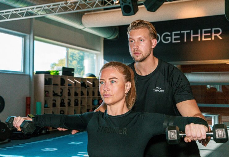 Personal Training bij Trifora Persoonlijk, Resultaatgericht en volledig op jouw leven afgestemd. Bij Trifora draait personal training niet alleen om trainen. Het draait om jou. Wat jouw doel ook is – fitter worden, afvallen, sterker worden, mentale veerkracht opbouwen of werken aan herstel – wij koppelen je aan een trainer die bij jou past. In tegenstelling tot kleine personal training studio’s bieden wij bij Trifora een compleet ecosysteem waarin je begeleid én vrij kunt trainen. Combineer personal training met onze small group training, de ruim 70 groepslessen, moderne fitnessapparatuur, wellnessfaciliteiten en ruime openingstijden. Je traint waar en wanneer je wilt, mét structuur en ondersteuning. Wij geloven in coaching op voeding, beweging en gedrag. Je hoeft bij ons geen topatleet te zijn om persoonlijke begeleiding te krijgen. Iedereen die wil investeren in zichzelf, is welkom. Of je nu 25 bent of 75.