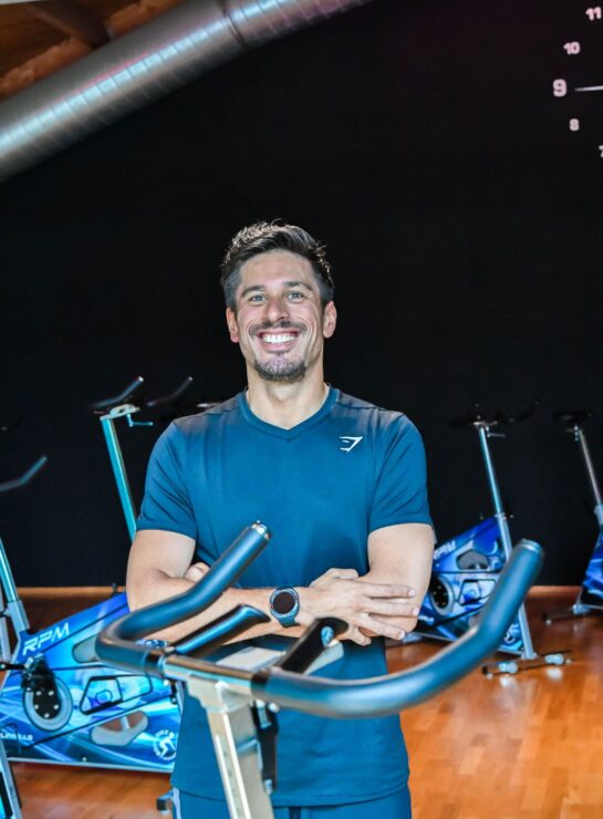 Groepslessen in Enschede Bij Trifora Sports & Health Club volg je meer dan 70 groepslessen per week. Of je nu wilt afvallen, sterker wilt worden, werken aan je conditie of juist meer ontspanning zoekt, er is altijd een les die aansluit bij jouw doel. Van energieke lessen zoals Hyrox, Small Group Training, Bodypump en RPM tot ontspannende Yoga, Bodybalance en Pilates. Wat Trifora onderscheidt van veel andere sportscholen in Enschede is de combinatie van groepslessen en persoonlijke begeleiding. Onze instructeurs helpen je niet alleen tijdens de les, maar denken ook mee over welke trainingen het beste passen bij jouw niveau, ervaring en doelstellingen. Zo sport je niet alleen met plezier, maar werk je ook gericht aan resultaat. Dankzij het uitgebreide rooster kun je eenvoudig trainen op momenten die passen bij jouw werk, studie of gezinsleven. Via de Trifora-app reserveer je snel jouw favoriete les en heb je altijd het actuele groepslesrooster binnen handbereik. Of je nu net begint met sporten of al jarenlang actief bent, bij Trifora vind je een groepsles die bij jou past.