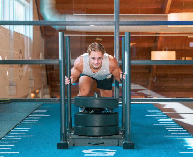 Samen trainen in een Small Group Vind je persoonlijke begeleiding belangrijk, maar train je liever samen met anderen? Dan is Small Group Training misschien precies wat je zoekt. In kleine groepen werk je onder begeleiding van een trainer aan kracht, conditie en techniek. Omdat de groepen bewust klein worden gehouden, is er veel ruimte voor persoonlijke aandacht. Je krijgt feedback op je uitvoering, wordt uitgedaagd op jouw niveau en merkt al snel dat samen trainen extra motivatie geeft. Iedere deelnemer heeft zijn eigen doel. De één wil fitter worden, de ander wil afvallen of sterker worden. Juist die combinatie maakt Small Group Training zo leuk. Je traint samen, maar altijd op een manier die past bij jouw mogelijkheden. Veel leden ontdekken tijdens trainingen als klassieke small group training en HYROX, hoe leuk sporten kan zijn wanneer je elkaar motiveert en samen aan hetzelfde doel werkt.