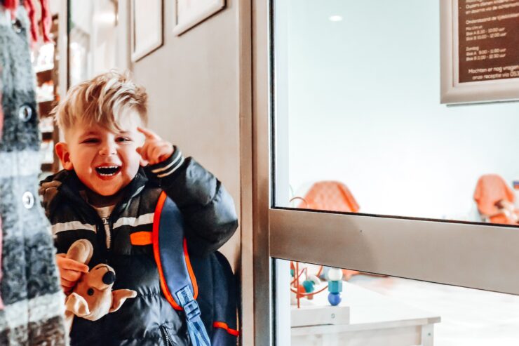 Even tijd voor jezelf, terwijl de kinderen zich vermaken Sporten combineren met een jong gezin kan soms een uitdaging zijn. Daarom beschikt Trifora over een gezellige Kidsclub, waar jonge kinderen zich kunnen vermaken terwijl jij onbezorgd sport. Zo hoef je niet steeds een oppas te regelen of een training over te slaan. Je kunt met een gerust gevoel werken aan je eigen gezondheid, terwijl je weet dat je kinderen zich prima vermaken. Voor veel ouders maakt juist deze voorziening het verschil. Sporten wordt niet iets wat je moet organiseren, maar iets wat eenvoudig in je week past.