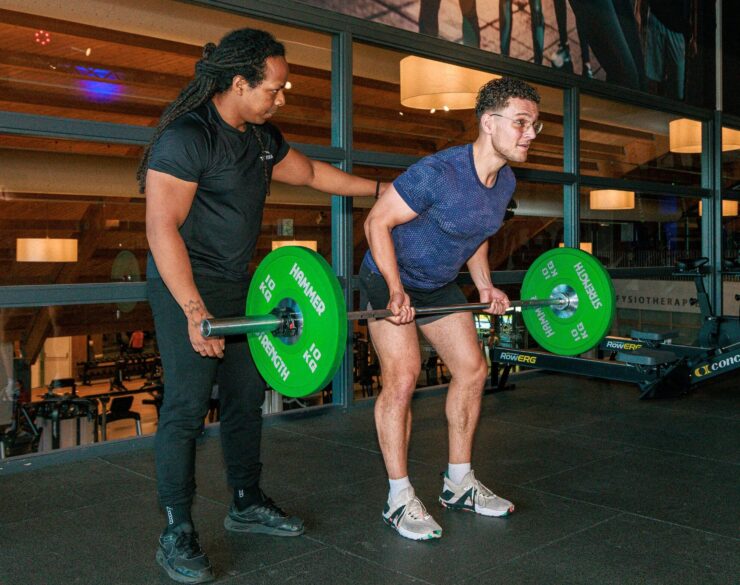 Personal Training bij Trifora Persoonlijk, Resultaatgericht en volledig op jouw leven afgestemd. Bij Trifora draait personal training niet alleen om trainen. Het draait om jou. Wat jouw doel ook is – fitter worden, afvallen, sterker worden, mentale veerkracht opbouwen of werken aan herstel – wij koppelen je aan een trainer die bij jou past. In tegenstelling tot kleine personal training studio’s bieden wij bij Trifora een compleet ecosysteem waarin je begeleid én vrij kunt trainen. Combineer personal training met onze small group training, de ruim 70 groepslessen, moderne fitnessapparatuur, wellnessfaciliteiten en ruime openingstijden. Je traint waar en wanneer je wilt, mét structuur en ondersteuning. Wij geloven in coaching op voeding, beweging en gedrag. Je hoeft bij ons geen topatleet te zijn om persoonlijke begeleiding te krijgen. Iedereen die wil investeren in zichzelf, is welkom. Of je nu 25 bent of 75.