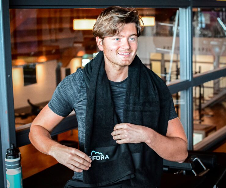 Ontdek wat bij jou past Misschien ben je al een tijdje op zoek naar een sportschool in Enschede. Misschien twijfel je nog tussen verschillende aanbieders. Of misschien weet je simpelweg niet welke manier van sporten het beste bij jou past. Dat begrijpen we. Daarom nodigen we je graag uit om zelf de sfeer te komen ervaren. Tijdens een persoonlijke rondleiding laten we je zien hoe de club eruitziet, welke mogelijkheden er zijn en beantwoorden we al je vragen. Wil je liever direct ervaren hoe het is om bij Trifora te sporten? Dan kun je natuurlijk ook kiezen voor een gratis proefles. Zo ontdek je zelf waarom zoveel mensen zich bij Trifora thuis voelen. Klaar voor jouw eerste stap? Plan vandaag nog een rondleiding of vraag een gratis proefles aan. We maken graag kennis met je en laten je zien dat je het niet alleen hoeft te doen.