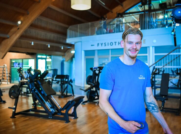 Waarom Trifora? Er zijn genoeg sportscholen in Enschede. Toch kiezen iedere dag opnieuw mensen voor Trifora. Niet alleen vanwege de ruime fitness, de groepslessen of de wellness, maar omdat ze merken dat ze hier worden geholpen om hun doelen écht te bereiken. Je hoeft vooraf niet precies te weten welke manier van sporten het beste bij je past. Daar helpen wij je bij. Misschien ontdek je dat fitness perfect aansluit bij jouw doelen. Misschien voel je je juist thuis tijdens een groepsles, een Small Group Training of een Smart Training van 35 minuten. En als jouw doelen veranderen, veranderen wij met je mee. Juist die combinatie van persoonlijke begeleiding, professionele ondersteuning en een gezellige community maakt Trifora anders. Je staat er nooit alleen voor. Onze fitcoaches, groepslesinstructeurs, fysiotherapeuten, leefstijlcoaches en andere specialisten werken samen om jou te helpen het maximale uit jezelf te halen. Dat is precies waarom zoveel leden niet alleen beginnen met sporten, maar het ook blijven volhouden.