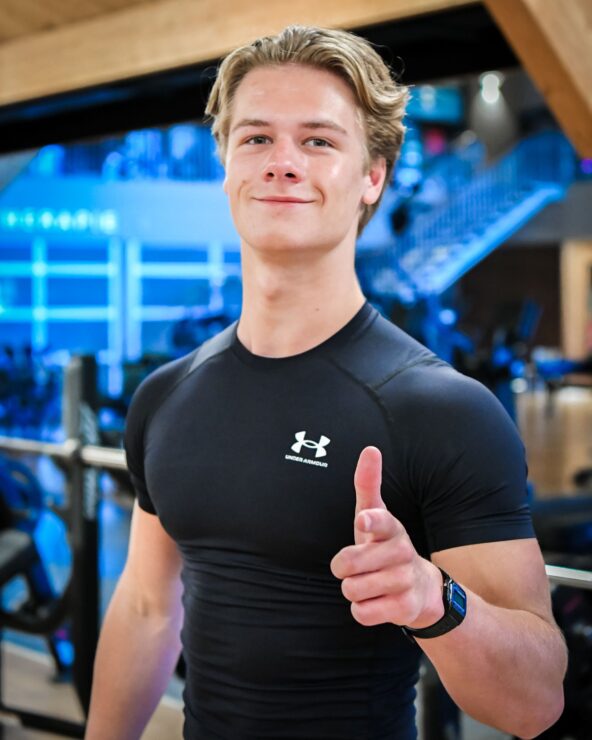 Probeer onze fitness in Enschede gratis uit Bij Trifora Sports & Health Club sport je op een manier die bij jou past. Dankzij ons flexibele aanbod stel je eenvoudig zelf jouw ideale lidmaatschap samen. Kies uit fitness, groepslessen, smart training, wellness, padel, tennis en de kidsclub en combineer precies wat aansluit bij jouw doelen en leefstijl. Of je nu wilt werken aan je conditie, sterker wilt worden, wilt ontspannen of juist actief bezig wilt zijn met het hele gezin: bij Trifora vind je alles onder één dak. Daarbij staan persoonlijke begeleiding, kwaliteit en resultaat altijd centraal. Benieuwd of Trifora bij jou past? Plan dan vrijblijvend een gratis proefles of rondleiding in en ontdek zelf de sfeer, begeleiding en mogelijkheden van onze club.