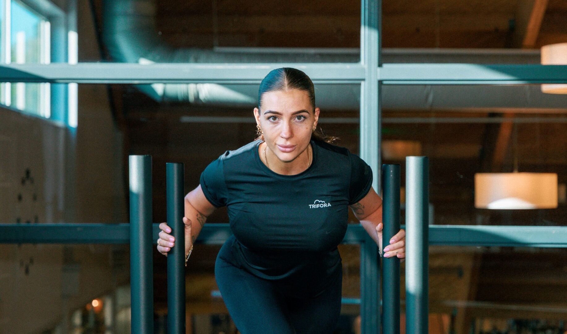 Iedereen begint ergens. Je hoeft het niet alleen te doen Beginnen met sporten is vaak makkelijker gezegd dan gedaan. Misschien wil je fitter worden, afvallen of sterker worden. Misschien zoek je juist meer ontspanning of wil je weer met vertrouwen bewegen na een blessure. Wat je doel ook is, de eerste stap is vaak de lastigste. Niet omdat je niet gemotiveerd bent, maar omdat je niet precies weet waar je moet beginnen. Bij Trifora geloven we dat niemand dat alleen hoeft uit te zoeken. Daarom nemen we de tijd om jou te leren kennen. We luisteren naar je doelen, kijken naar jouw ervaring en helpen je ontdekken welke manier van sporten het beste bij je past. Dat kan fitness zijn, maar net zo goed een groepsles, Small Group Training of een Smart Training van slechts 35 minuten. Er is geen standaardroute, omdat iedereen anders is. Een sportschool met begeleiding.