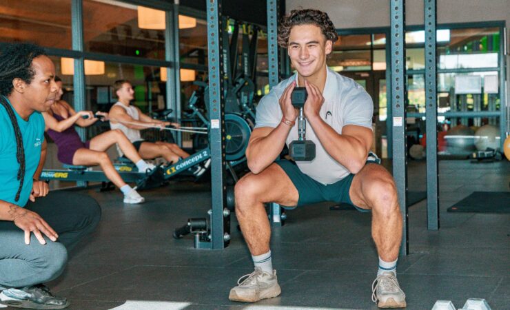 Alles onder één dak, zodat jij verder kunt Bij Trifora draait sporten niet alleen om apparaten of gewichten. Het gaat om de combinatie van beweging, begeleiding en plezier. Daarom vind je bij ons een van de grootste sportscholen van Enschede, meer dan zeventig groepslessen per week, Small Group Training, Smart Training, wellness, padel, zwemles, leefstijlcoaching, fysiotherapie en een gezellige community waarin iedereen zich welkom voelt. Of je nu voor het eerst een sportschool binnenloopt of al jaren sport, je hoeft niet vooraf te weten wat het beste bij je past. Dat ontdekken we samen. Benieuwd welke manier van sporten bij jou past? Maak kennis met Trifora tijdens een gratis proefles of plan een persoonlijke rondleiding. We laten je graag zien wat er allemaal mogelijk is.