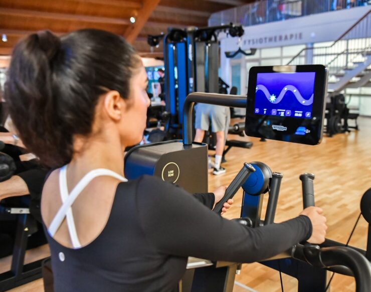 Slim trainen in slechts 35 minuten Heb je een drukke agenda, maar wil je toch effectief sporten? Dan is Trifora Smart Training een slimme oplossing. Met behulp van het innovatieve BioCircuit van Technogym volg je een volledig gepersonaliseerde training die automatisch wordt ingesteld op jouw lichaam en trainingsniveau. De apparatuur weet precies welke instellingen bij jou horen, zodat je direct kunt beginnen. Je hoeft niets handmatig in te stellen en kunt je volledig richten op je training. In ongeveer 35 minuten train je alle belangrijke spiergroepen. Efficiënt, veilig en verrassend effectief. Smart Training is ideaal voor mensen die weinig tijd hebben, weer willen beginnen met sporten of graag gestructureerd willen trainen zonder steeds na te denken over de volgende oefening. Ook hier sta je er niet alleen voor. Onze fitcoaches volgen je voortgang, evalueren je resultaten en passen je programma aan wanneer je klaar bent voor een volgende stap.