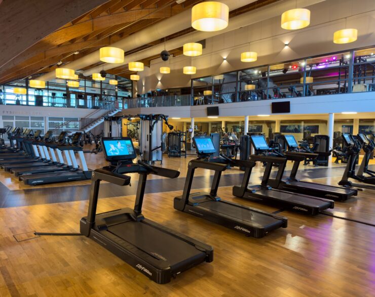 Fitness in Enschede: sporten op jouw manier Misschien wil je sterker worden. Misschien wil je strakker worden of gewoon weer met plezier bewegen. Wat jouw doel ook is, fitness is voor veel mensen de basis. Het mooie is dat er niet één juiste manier van trainen bestaat. Daarom kijken we niet alleen naar wat je wilt bereiken, maar ook naar wat bij jou past. Zo bouw je stap voor stap aan een manier van sporten die je volhoudt. In de ruim 3.000 m² grote fitnessruimte van Trifora train je met moderne cardio- en krachtapparatuur, vrije gewichten en functionele trainingsmaterialen. Dankzij de ruime opzet is er altijd een plek waar jij prettig kunt trainen, of je nu rustig aan je conditie werkt of fanatiek aan kracht en spieropbouw. Onze fitcoaches zijn zichtbaar aanwezig op de fitnessvloer. Ze helpen je met de juiste techniek, beantwoorden vragen en passen je trainingsschema aan wanneer jouw doelen veranderen. Zo blijf je jezelf ontwikkelen en haal je meer uit iedere training.