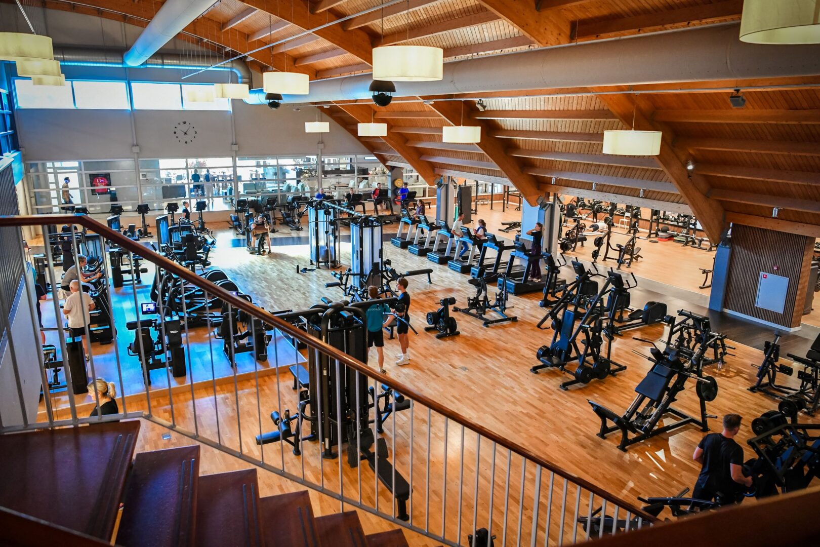 Persoonlijke begeleiding vanaf de eerste dag Fitness | Groepsles | Slim trainen in 35 minuten | Wellness | Padel | Tennis | Coaching | Revalidatie Trifora Sports & Health Club biedt een unieke combinatie van beweging, wellness en persoonlijk begeleiding om jouw doelen te bereiken. Onze club is een plek waar je kunt werken aan conditie, kracht, afvallen en vitaliteit met meer dan 3.000 m² sportschool, meer dan 70 groepslessen per week, Smart Training in 35 minuten, wellness, padel, tennis, een zwemschool, een kidsclub en leefstijlcoaching en GLI. Bij Trifora staat balans centraal. Ons team van professionals helpt jou met een persoonlijke aanpak naar een gezonder en vitaler leven. Wil je fitter, slanker of juist sterker worden? Vanaf de eerste kennismaking nemen wij jouw doelstelling serieus. Na een telefonische intake én een persoonlijke startup met een van onze fitcoaches ontwikkelen wij samen een trainingsplan. Naast dit trainingsplan coachen wij jou op het gebied van voeding, beweging en gedrag. Door deze complete en persoonlijke begeleiding weet je zeker dat je het maximale resultaat uit jouw inzet haalt.