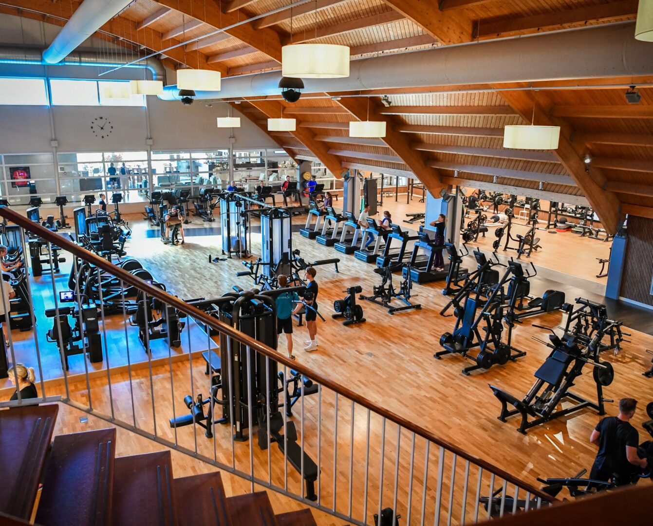 Fitness in Enschede: sporten op jouw manier Misschien wil je sterker worden. Misschien wil je strakker worden of gewoon weer met plezier bewegen. Wat jouw doel ook is, fitness is voor veel mensen de basis. Het mooie is dat er niet één juiste manier van trainen bestaat. Daarom kijken we niet alleen naar wat je wilt bereiken, maar ook naar wat bij jou past. Zo bouw je stap voor stap aan een manier van sporten die je volhoudt. In de ruim 3.000 m² grote fitnessruimte van Trifora train je met moderne cardio- en krachtapparatuur, vrije gewichten en functionele trainingsmaterialen. Dankzij de ruime opzet is er altijd een plek waar jij prettig kunt trainen, of je nu rustig aan je conditie werkt of fanatiek aan kracht en spieropbouw. Onze fitcoaches zijn zichtbaar aanwezig op de fitnessvloer. Ze helpen je met de juiste techniek, beantwoorden vragen en passen je trainingsschema aan wanneer jouw doelen veranderen. Zo blijf je jezelf ontwikkelen en haal je meer uit iedere training.