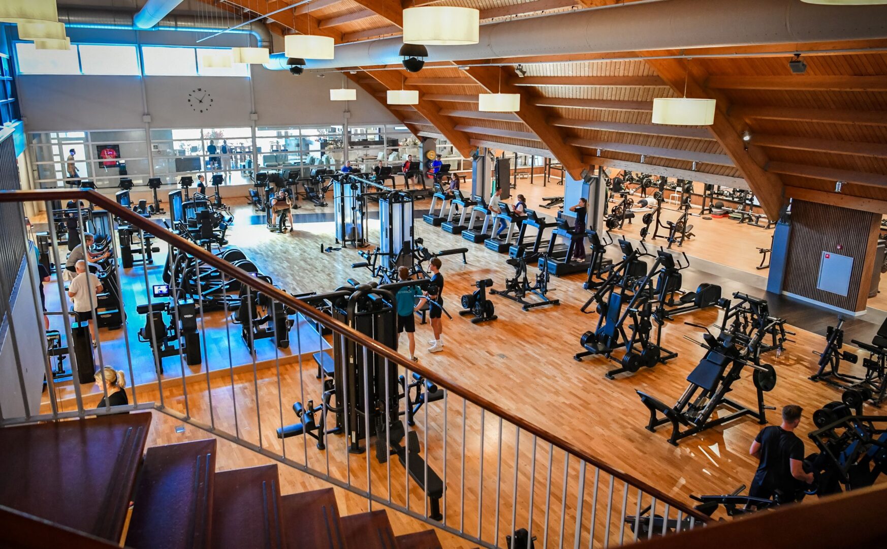 Openingstijden Trifora Sports & Health Club Enschede Wil je weten wanneer je kunt sporten bij Trifora in Enschede? Op deze pagina vind je de actuele openingstijden van onze sportschool, groepslessen, small group training, smart training, tennis- en padelbanen, wellness en het zwembad. Trifora is 365 dagen per jaar geopend, zodat je op ieder moment kunt werken aan je gezondheid, conditie en vitaliteit. Bekijk hieronder de openingstijden van Trifora. Via het keuzemenu hieronder kun je eenvoudig schakelen tussen de openingstijden van Trifora Sports & Health Club, de zwemschool en het zwembad. Selecteer de dienst die je wilt bezoeken en bekijk direct de actuele openingstijden.