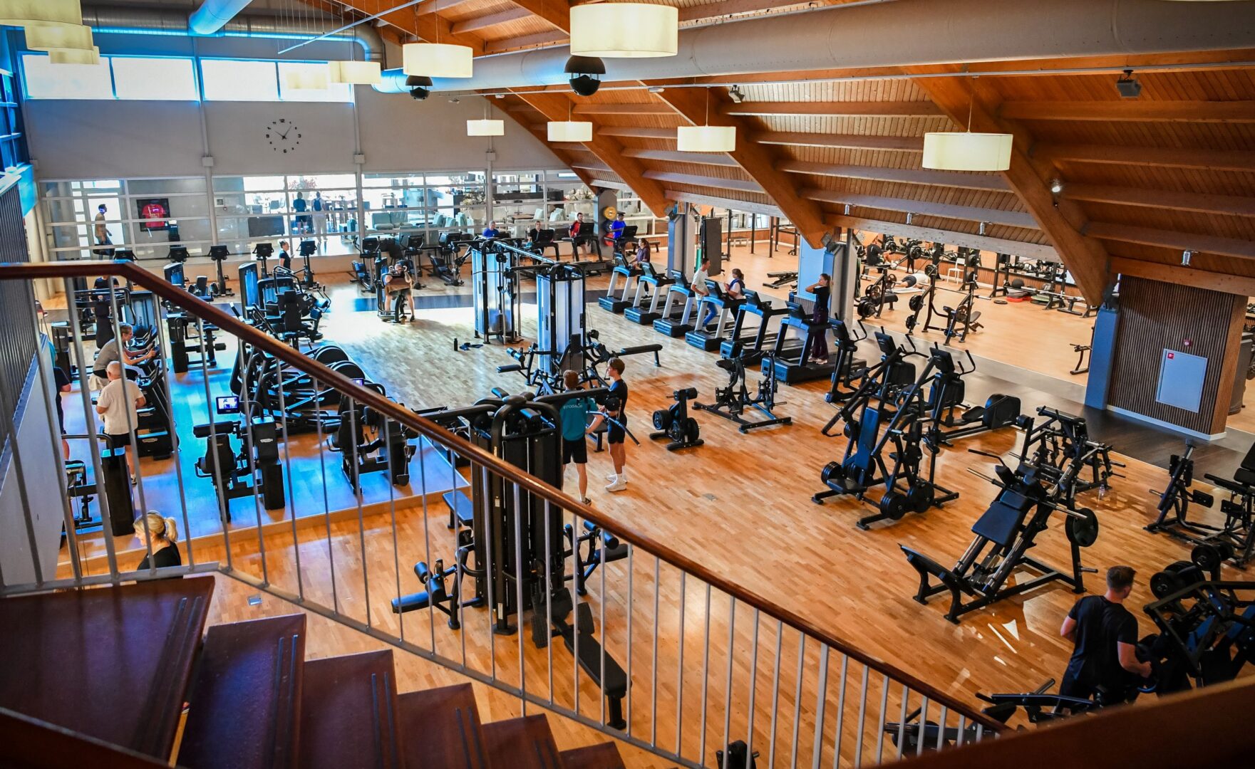 TRIFORA DE SPORTSCHOOL VOOR STUDENTEN Studeren vraagt veel energie. Lange dagen, tentamens, stages, bijbanen en sociale activiteiten maken het soms lastig om tijd voor jezelf te nemen. Juist daarom kiezen steeds meer studenten in Enschede voor Trifora. Een plek waar je kunt sporten wanneer het jou uitkomt, je hoofd leeg kunt maken na een drukke studiedag en kunt werken aan meer energie, kracht en zelfvertrouwen. Bij Trifora sport je niet in een overvolle budgetgym waar iedereen langs elkaar leeft. Je traint in een moderne Sports & Health Club met een grote fitness, groepslessen, small group training, wellness en begeleiding onder één dak. Of je nu serieus wilt trainen, fitter wilt worden of gewoon lekker wilt bewegen naast je studie: bij Trifora vind je een omgeving waar sporten leuker én makkelijker wordt om vol te houden.