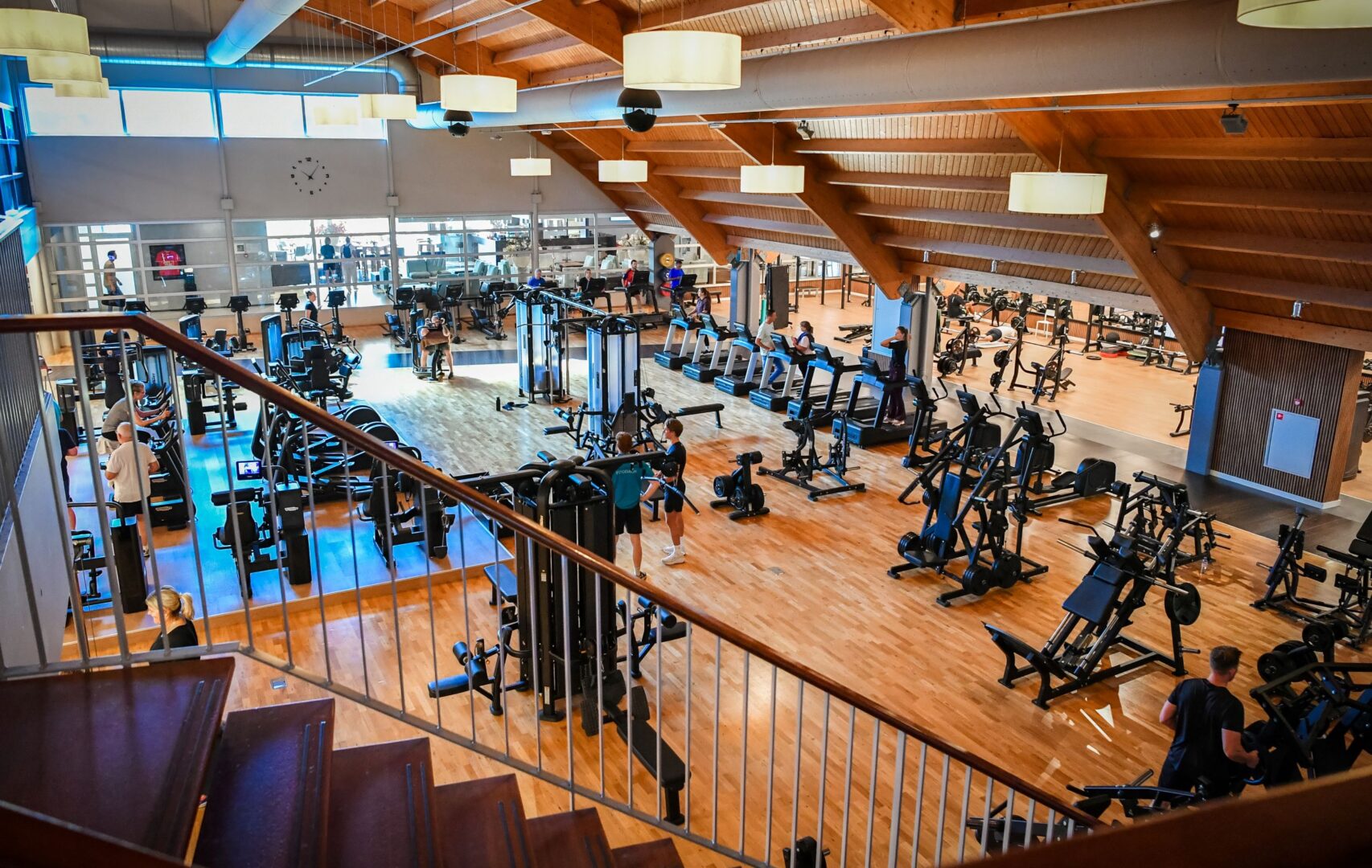 Onze sportschool In de ruim 3.000 m² grote sportschool van Trifora Sports & Health Club maak je gebruik van de nieuwste fitnesstechnieken en -materialen. Dit geldt voor de enorme fitness, de small group ruimte en de 3 groepsleszalen. Wij beschikken daarbij over alle materialen voor functionele fitness, krachttraining, (olympisch) gewichtheffen, powerliften, CrossFit, Hyrox, cardio, calisthenics, circuittraining en HIIT. Onze Trifora App, met geïntegreerde trainings-, voedings- en voortgangsmodule, vormt daarbij een waardevolle basis. In combinatie met de persoonlijke begeleiding en motivatie van onze enthousiaste fitcoaches is resultaat slechts een kwestie van tijd. Wil je liever 1-op-1 begeleiding? Informeer dan naar een van onze personal trainers. Zij kunnen je helpen bij blessures, pijnklachten en het verbeteren van je mobiliteit. Daarnaast fungeren ze niet alleen als coaches, maar ook als vertrouwenspersoon en bron van inspiratie en motivatie. En wil je binnen 35 minuten klaar zijn? Check dan onze Trifora Smart Training.