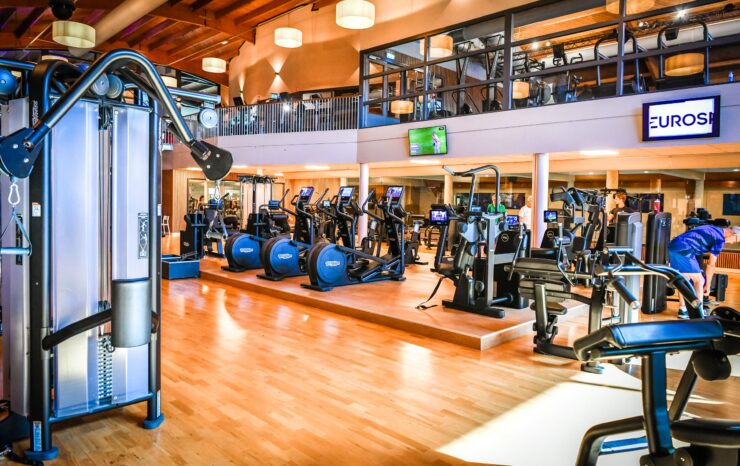 Openingstijden Trifora Sports & Health Club Enschede Wil je weten wanneer je kunt sporten bij Trifora in Enschede? Op deze pagina vind je de actuele openingstijden van onze sportschool, groepslessen, small group training, smart training, tennis- en padelbanen, wellness en het zwembad. Trifora is 365 dagen per jaar geopend, zodat je op ieder moment kunt werken aan je gezondheid, conditie en vitaliteit. Bekijk hieronder de openingstijden van Trifora. Via het keuzemenu hieronder kun je eenvoudig schakelen tussen de openingstijden van Trifora Sports & Health Club, de zwemschool en het zwembad. Selecteer de dienst die je wilt bezoeken en bekijk direct de actuele openingstijden.