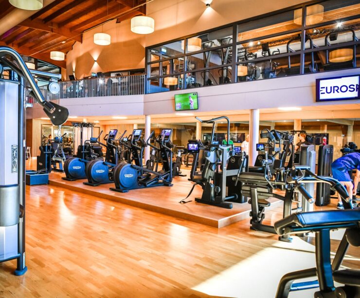 Onze sportschool In de ruim 3.000 m² grote sportschool van Trifora Sports & Health Club maak je gebruik van de nieuwste fitnesstechnieken en -materialen. Dit geldt voor de enorme fitness, de small group ruimte en de 3 groepsleszalen. Wij beschikken daarbij over alle materialen voor functionele fitness, krachttraining, (olympisch) gewichtheffen, powerliften, CrossFit, Hyrox, cardio, calisthenics, circuittraining en HIIT. Onze Trifora App, met geïntegreerde trainings-, voedings- en voortgangsmodule, vormt daarbij een waardevolle basis. In combinatie met de persoonlijke begeleiding en motivatie van onze enthousiaste fitcoaches is resultaat slechts een kwestie van tijd. Wil je liever 1-op-1 begeleiding? Informeer dan naar een van onze personal trainers. Zij kunnen je helpen bij blessures, pijnklachten en het verbeteren van je mobiliteit. Daarnaast fungeren ze niet alleen als coaches, maar ook als vertrouwenspersoon en bron van inspiratie en motivatie. En wil je binnen 35 minuten klaar zijn? Check dan onze Trifora Smart Training.