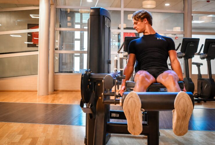Ons fitness aanbod Bij Trifora Sports & Health Club maak je gebruik van de beste fitnessapparatuur en -materialen. Onze fitnessapparatuur is afkomstig van Life Fitness en Hammer Strength, merken die al 50 jaar voorop lopen in het snel veranderende gezondheids- en fitnesslandschap. Hierdoor zijn Life Fitness & Hammer Strength pioniers op het gebied van prestaties en innovaties. De biomechanische Life Fitness apparatuur is ontworpen om mee te bewegen zoals jij dat doet. Met de robuuste plate loaded krachttrainingstoestellen van Hammer Strength leggen we de lat nog hoger. Dit zijn namelijk de meest duurzame toestellen op de markt die ontworpen zijn om de meest intensieve krachttraining te doorstaan. Daarnaast beschikken we over een ruime hoeveelheid heavy-duty racks, benches, dumbbells, barbells en een breed scala aan trainingsaccessoires en -materialen voor eindeloze trainingsmogelijkheden.