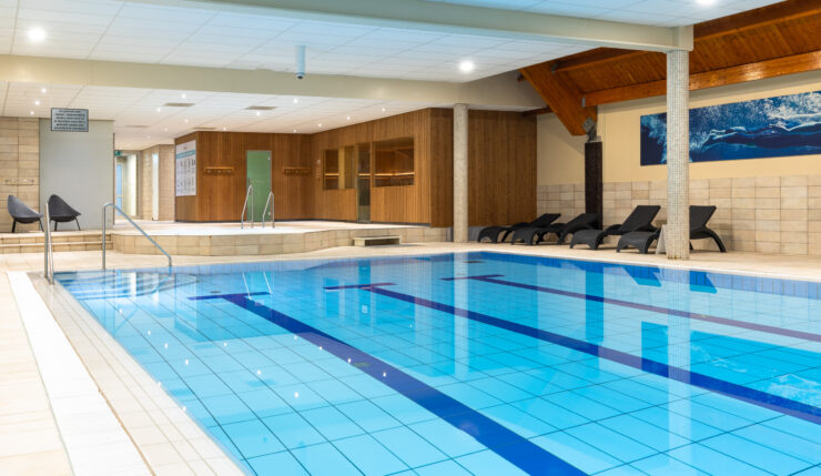 Ontspannen hoort er ook bij Vooruitgang ontstaat niet alleen tijdens het sporten. Ook goed herstellen is belangrijk. Daarom maken veel leden na hun training gebruik van de wellness. Neem plaats in de sauna, ontspan in het stoombad of kom even tot rust in de whirlpool. Het is de ideale manier om lichaam en hoofd weer op te laden na een intensieve training of een drukke werkdag. Juist die combinatie van inspanning en ontspanning maakt Trifora voor veel leden meer dan alleen een sportschool. Je komt niet alleen om te trainen, maar ook om even tijd voor jezelf te nemen.