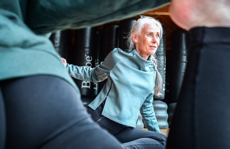Groepslessen geven energie Sommige mensen sporten het liefst alleen. Anderen halen juist motivatie uit een groep. Daarom kun je bij Trifora kiezen uit meer dan 70 groepslessen per week. Van intensieve workouts tot ontspannende yogalessen: er is altijd een les die aansluit bij jouw niveau en doelen. BodyPump, Pilates, RPM, Power yoga, BodyStep, BBB, BodyBalance en vele andere lessen worden gegeven door enthousiaste instructeurs die je motiveren om nét dat beetje extra te geven. Je hoeft daarbij geen ervaring te hebben. Ook als je voor het eerst meedoet, zorgen onze instructeurs ervoor dat je je snel op je gemak voelt. Veel leden combineren fitness met groepslessen. Zo houd je afwisseling in je trainingen en blijf je gemotiveerd om regelmatig te sporten.
