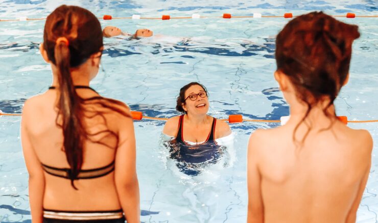 Zwemles voor jong en oud Leren zwemmen is een investering voor het leven. Daarom staat kwaliteit en persoonlijke aandacht centraal binnen onze zwemschool. Kinderen leren stap voor stap de vaardigheden die nodig zijn voor het A-, B- en C-diploma, waarbij veiligheid en plezier altijd voorop staan. Door de kleine groepen is er veel aandacht voor ieder kind en houden onze instructeurs de voortgang goed in de gaten. Ook volwassenen zijn van harte welkom. Of je nu alsnog wilt leren zwemmen of je techniek wilt verbeteren, onze instructeurs begeleiden je op een manier die aansluit bij jouw niveau.