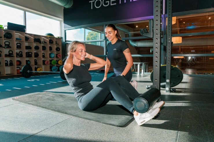 Een sportschool die met je meegroeit Veel sportscholen bieden je een abonnement en laten je vervolgens zelf je weg vinden. Bij Trifora doen we dat anders. Natuurlijk krijg je alle vrijheid om zelfstandig te sporten, maar je kunt altijd rekenen op de ondersteuning van onze fitcoaches. Heb je een vraag over een oefening, wil je je trainingsschema aanpassen of merk je dat jouw doelen veranderen? Dan staan wij voor je klaar. Juist doordat we zoveel verschillende mogelijkheden onder één dak aanbieden, hoef je nooit opnieuw op zoek naar een andere sportschool. Misschien begin je met fitness en ontdek je later dat groepslessen beter bij je passen. Of je combineert krachttraining met wellness, padel of leefstijlcoaching. Jouw lidmaatschap groeit mee met jouw doelen.