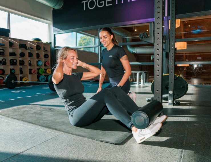 Waarom Trifora? Er zijn genoeg sportscholen in Enschede. Toch kiezen iedere dag opnieuw mensen voor Trifora. Niet alleen vanwege de ruime fitness, de groepslessen of de wellness, maar omdat ze merken dat ze hier worden geholpen om hun doelen écht te bereiken. Je hoeft vooraf niet precies te weten welke manier van sporten het beste bij je past. Daar helpen wij je bij. Misschien ontdek je dat fitness perfect aansluit bij jouw doelen. Misschien voel je je juist thuis tijdens een groepsles, een Small Group Training of een Smart Training van 35 minuten. En als jouw doelen veranderen, veranderen wij met je mee. Juist die combinatie van persoonlijke begeleiding, professionele ondersteuning en een gezellige community maakt Trifora anders. Je staat er nooit alleen voor. Onze fitcoaches, groepslesinstructeurs, fysiotherapeuten, leefstijlcoaches en andere specialisten werken samen om jou te helpen het maximale uit jezelf te halen. Dat is precies waarom zoveel leden niet alleen beginnen met sporten, maar het ook blijven volhouden.