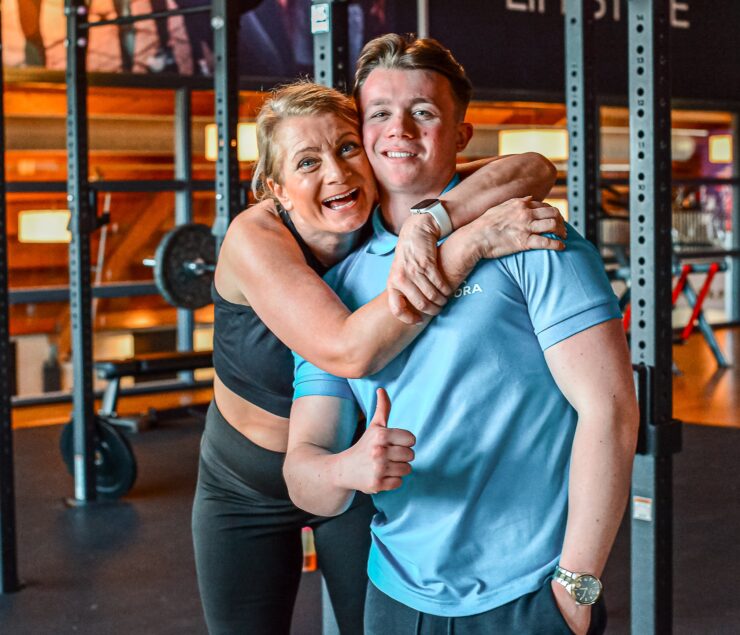 Iedereen begint ergens. Je hoeft het niet alleen te doen Beginnen met sporten is vaak makkelijker gezegd dan gedaan. Misschien wil je fitter worden, afvallen of sterker worden. Misschien zoek je juist meer ontspanning of wil je weer met vertrouwen bewegen na een blessure. Wat je doel ook is, de eerste stap is vaak de lastigste. Niet omdat je niet gemotiveerd bent, maar omdat je niet precies weet waar je moet beginnen. Bij Trifora geloven we dat niemand dat alleen hoeft uit te zoeken. Daarom nemen we de tijd om jou te leren kennen. We luisteren naar je doelen, kijken naar jouw ervaring en helpen je ontdekken welke manier van sporten het beste bij je past. Dat kan fitness zijn, maar net zo goed een groepsles, Small Group Training of een Smart Training van slechts 35 minuten. Er is geen standaardroute, omdat iedereen anders is. Een sportschool met begeleiding.