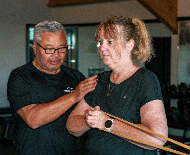 Personal Training bij Trifora Persoonlijk, Resultaatgericht en volledig op jouw leven afgestemd. Bij Trifora draait personal training niet alleen om trainen. Het draait om jou. Wat jouw doel ook is – fitter worden, afvallen, sterker worden, mentale veerkracht opbouwen of werken aan herstel – wij koppelen je aan een trainer die bij jou past. In tegenstelling tot kleine personal training studio’s bieden wij bij Trifora een compleet ecosysteem waarin je begeleid én vrij kunt trainen. Combineer personal training met onze small group training, de ruim 70 groepslessen, moderne fitnessapparatuur, wellnessfaciliteiten en ruime openingstijden. Je traint waar en wanneer je wilt, mét structuur en ondersteuning. Wij geloven in coaching op voeding, beweging en gedrag. Je hoeft bij ons geen topatleet te zijn om persoonlijke begeleiding te krijgen. Iedereen die wil investeren in zichzelf, is welkom. Of je nu 25 bent of 75.