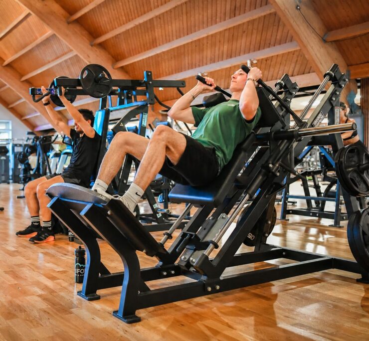 bedrijfsfitness in Enschede BEDRIJFSFITNESS VOOR IEDEREEN Bedrijfsfitness is geschikt voor organisaties van elke omvang en branche. Of je nu een klein bedrijf of een groot bedrijf bent, bedrijfsfitness kan worden afgestemd op de behoeften van jouw team. Het is ideaal voor werkgevers die begaan zijn met het welzijn van hun medewerkers en die streven naar een positieve werkomgeving. AANBIEDERS VAN BEDRIJFSFITNESS Er zijn verschillende aanbieders van bedrijfsfitnessprogramma’s. Van een directe samenwerkingen met ons tot collectieve aanbieders. Op die manier kan je een aanbieder kiezen die het beste past bij de doelen en cultuur van jouw bedrijf. Heb je interesse in bedrijfsfitness? Vraag ons dan om meer informatie over een lidmaatschap op maat of de organisaties waar wij mee samenwerken. WAAROM BEDRIJFSFITNESS BIJ TRIFORA Naast onze unieke mix aan sportfaciliteiten, kunnen medewerkers, tijdens het sporten, kinderen onderbrengen bij onze kidsclub. Terwijl zij lekker spelen, kunnen de ouders trainen, tennissen, padellen of meedoen aan hun favoriete groepsles. Ook bieden wij fysiotherapie, diëtiek, leefstijlcoaching, podotherapie en begeleiding rondom zwangerschap en herstel.