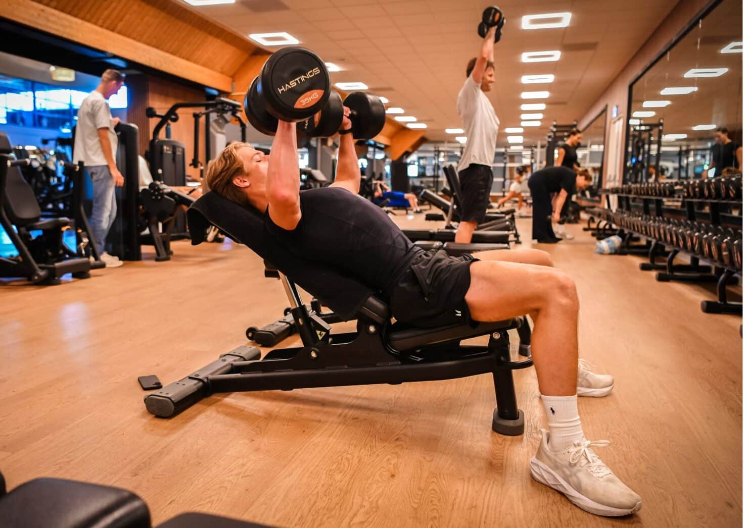 SEO-titel: Hoe snel spieren opbouwen? Training, voeding en herstel Meta-omschrijving: Hoe snel kun je spieren opbouwen en hoe vaak moet je trainen? Lees hoe training, voeding, slaap en herstel samen voor spiergroei zorgen. Focus keyphrase: hoe snel spieren opbouwen Slug (URL): hoe-snel-spieren-opbouwen Hashtags: #hoesnelspierenopbouwen, #spieropbouw, #spiergroei, #spiermassa, #krachttraining, #hypertrofie, #progressiveoverload, #fitness, #jongerenenkrachttraining, #trainingsschema, #voeding, #eiwitten, #koolhydraten, #herstel, #slaap, #fitnessEnschede, #sportschoolEnschede, #krachttrainingEnschede, #Trifora