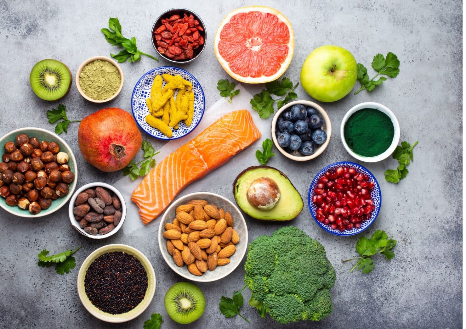 SEO-titel: Wat zijn superfoods? Gezond wondermiddel of slimme marketing? Meta-omschrijving: Wat zijn superfoods en heb je chiazaad, gojibessen of groene poeders echt nodig? Ontdek wat superfoods doen en hoe je betaalbaar gezond eet. Focus keyphrase: wat zijn superfoods Slug (URL): wat-zijn-superfoods Hashtags: #superfoods, #gezondevoeding, #sportvoeding, #voeding, #eiwitten, #koolhydraten, #spierherstel, #gezondeten, #fitness, #vitaliteit, #trifora