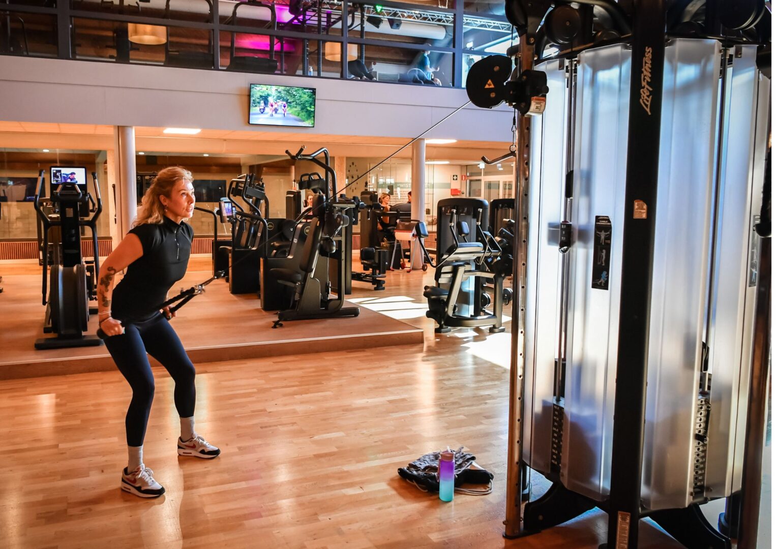 SEO-titel: Wat is functionele krachttraining? Oefeningen en voordelen | Trifora Meta-omschrijving: Wat is functionele krachttraining en wat is het verschil met gewone krachttraining? Ontdek oefeningen en lees waarom ook trainen op apparaten functioneel kan zijn. Focus keyphrase: wat is functionele krachttraining Slug (URL): wat-is-functionele-krachttraining Hashtags: #functionelekrachttraining, #krachttraining, #fitness, #sterkerworden, #spierkracht, #mobiliteit, #balans, #sportenvoorouderen, #afvallen, #smallgrouptraining, #smarttraining, #leefstijl, #Trifora, #Enschede
