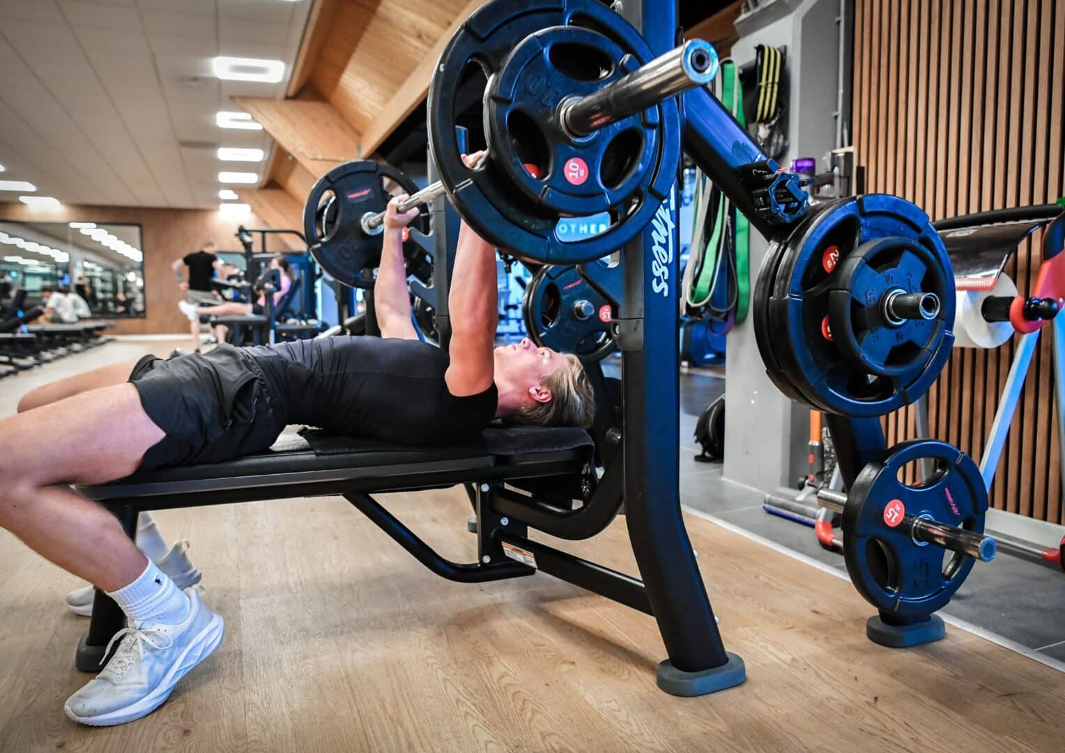 SEO-titel: Hoe snel spieren opbouwen? Training, voeding en herstel Meta-omschrijving: Hoe snel kun je spieren opbouwen en hoe vaak moet je trainen? Lees hoe training, voeding, slaap en herstel samen voor spiergroei zorgen. Focus keyphrase: hoe snel spieren opbouwen Slug (URL): hoe-snel-spieren-opbouwen Hashtags: #hoesnelspierenopbouwen, #spieropbouw, #spiergroei, #spiermassa, #krachttraining, #hypertrofie, #progressiveoverload, #fitness, #jongerenenkrachttraining, #trainingsschema, #voeding, #eiwitten, #koolhydraten, #herstel, #slaap, #fitnessEnschede, #sportschoolEnschede, #krachttrainingEnschede, #Trifora